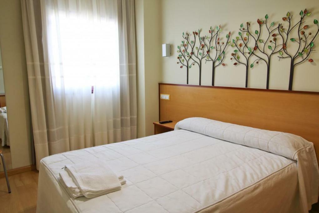 Hostal Restaurante Taracena Yunquera de Henares Bagian luar foto