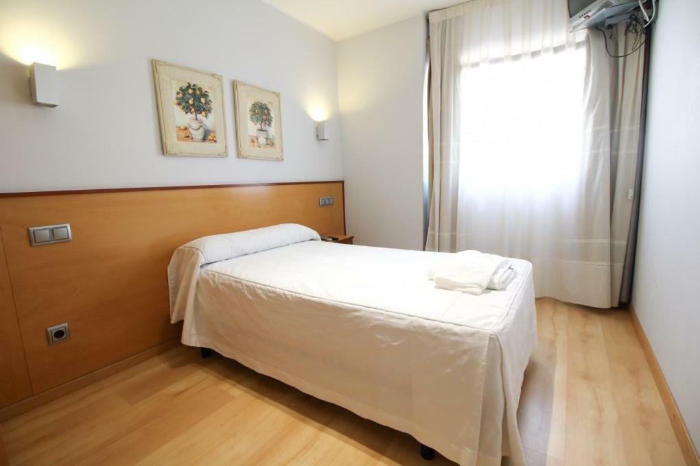 Hostal Restaurante Taracena Yunquera de Henares Bagian luar foto